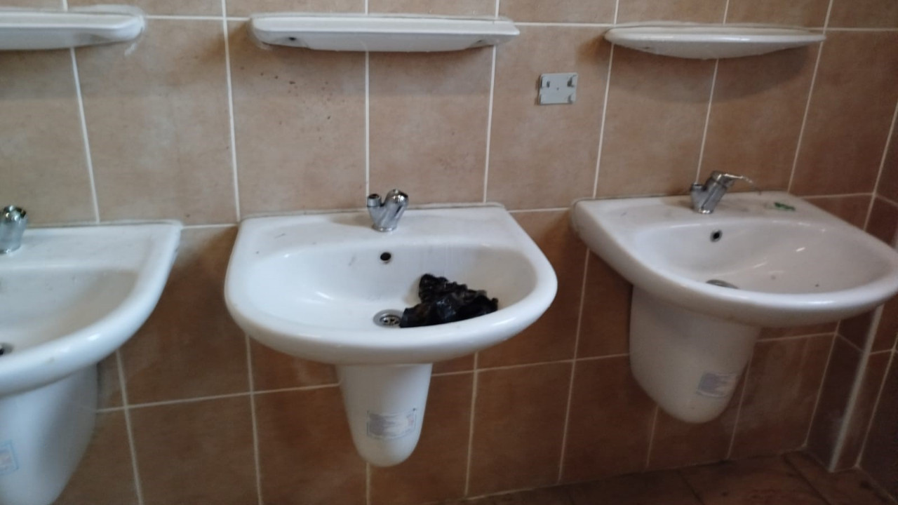 Amatör maçta cinnet: Musluklar söküldü, camlar parçalandı