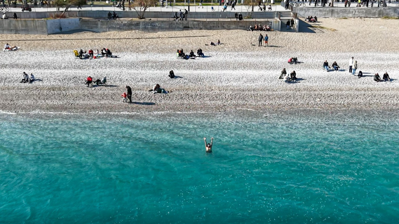 Antalya’da aynı gün iki mevsim: Sahilde deniz, zirvede kayak keyfi