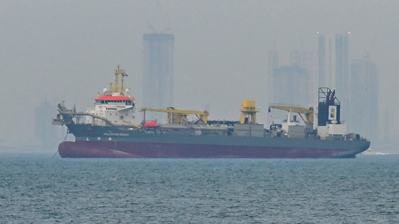 İran, Hürmüz Boğazı’nda bir petrol tankerini daha vurdu