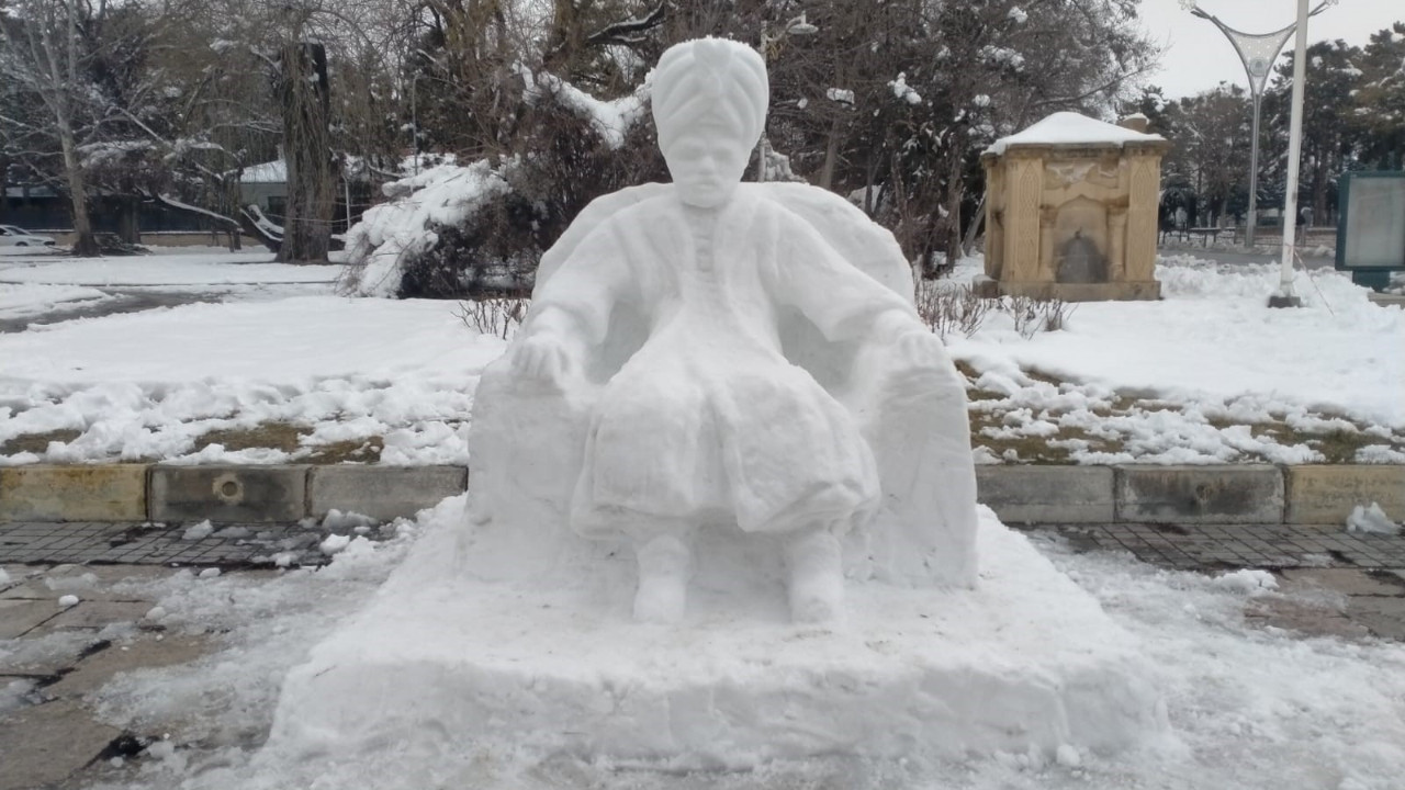 Karı sanata dönüştürdü: 3 saatte kardan padişah yaptı