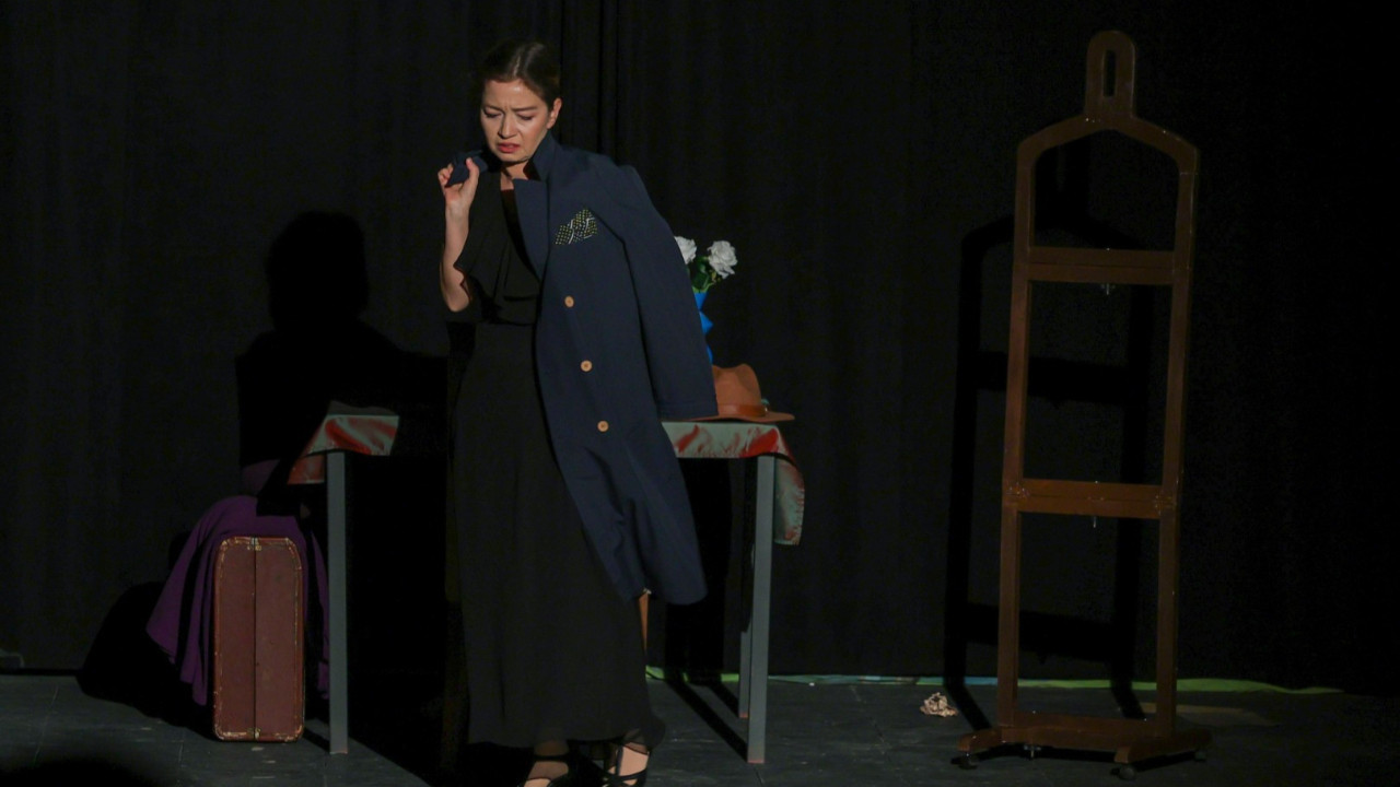 Platonik aşk tiyatro sahnesinde: Görünmezliğin trajedisi