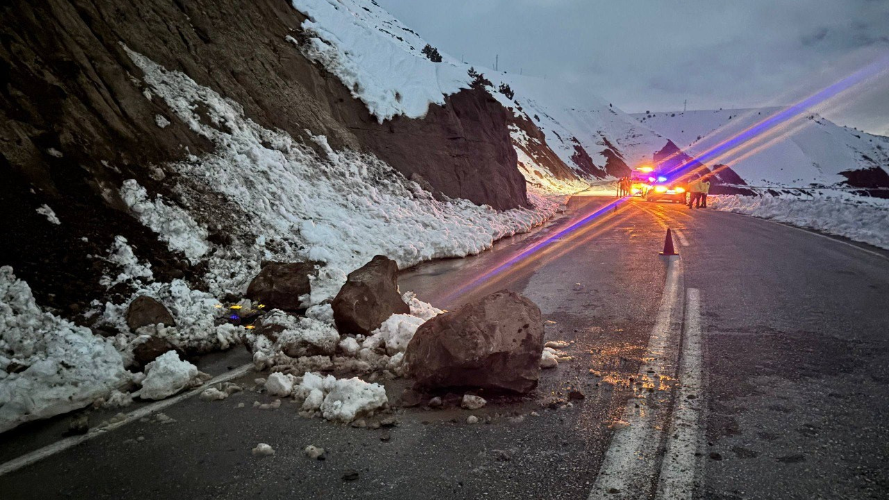 Yamaçtan kopan kayalar yola düştü, sürücü son anda kurtuldu
