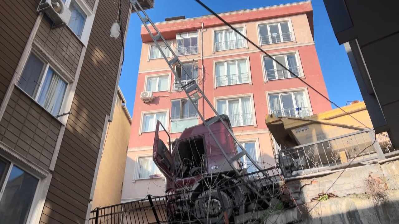 Yokuşta kayan kamyonu durdurmak isterken öldü