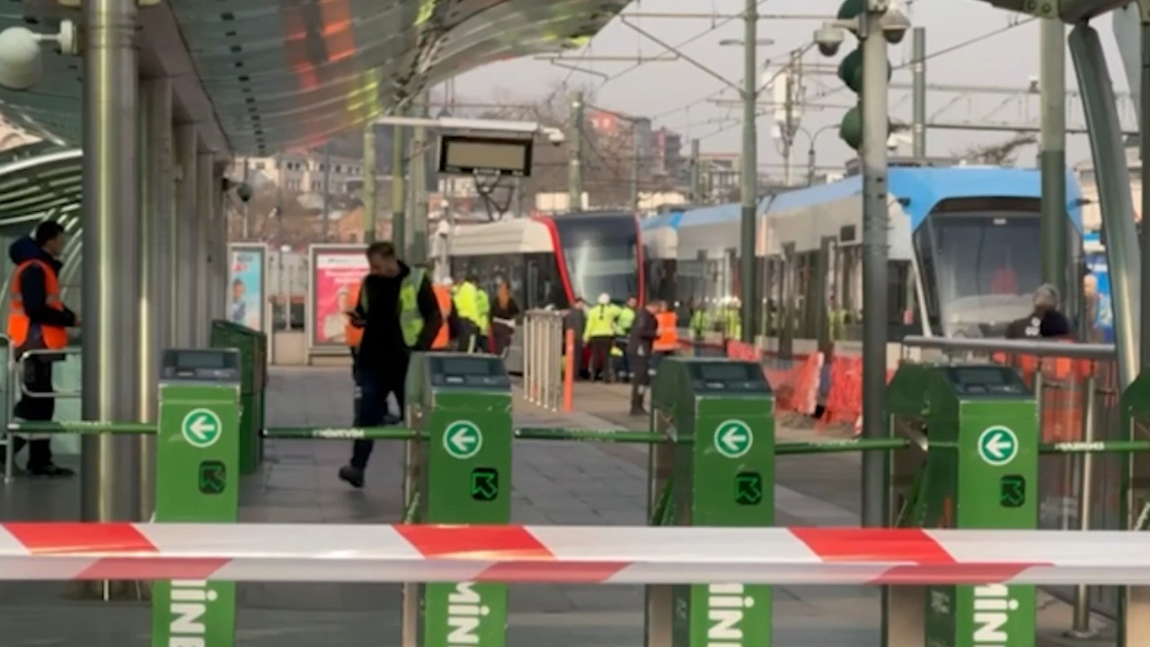 Eminönü'nde tramvaylar çarpıştı