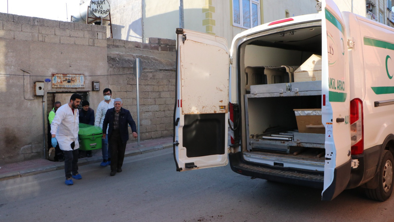 Evinde karbonmonoksit gazından zehirlenip öldü