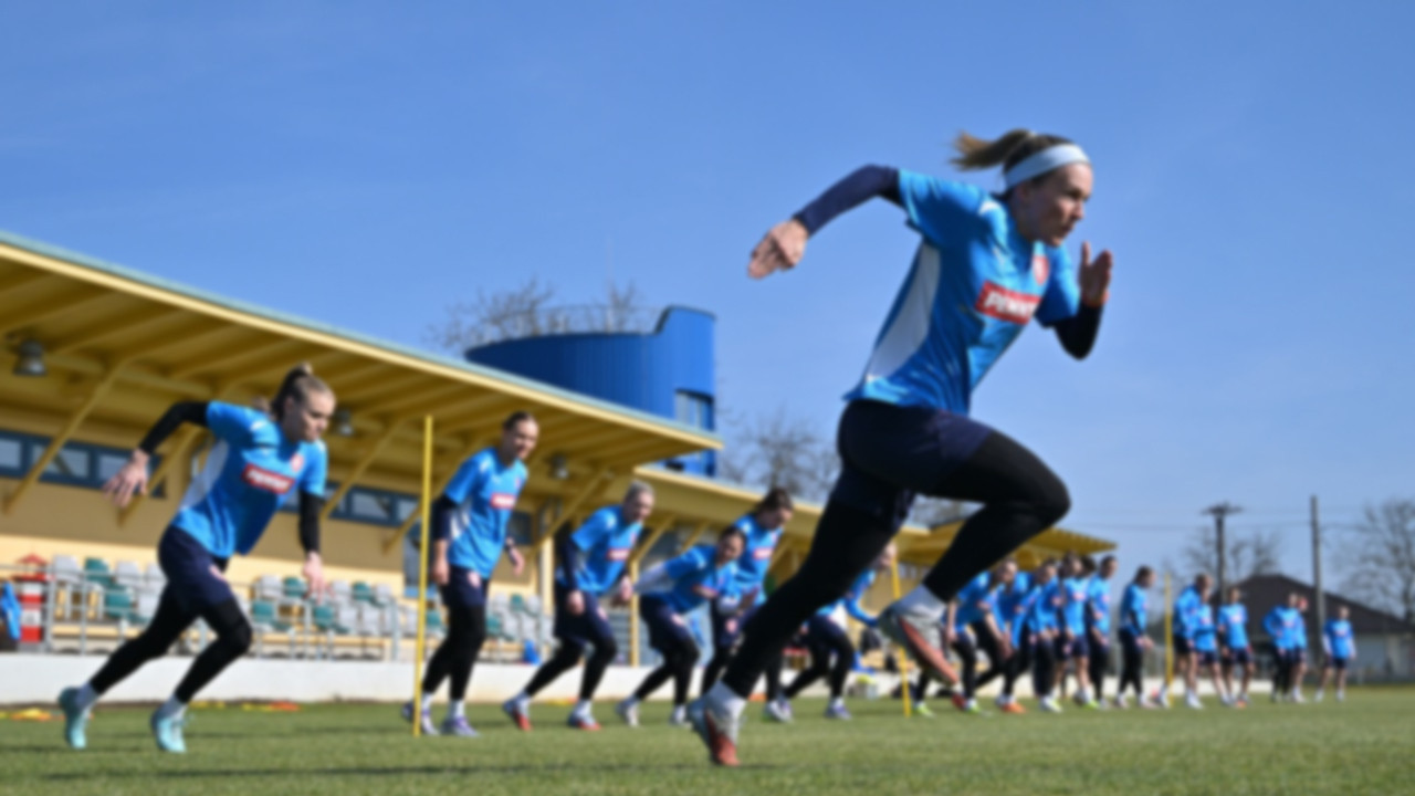 Futbolcuları duşta videoya çeken antrenör hapisten kurtuldu!