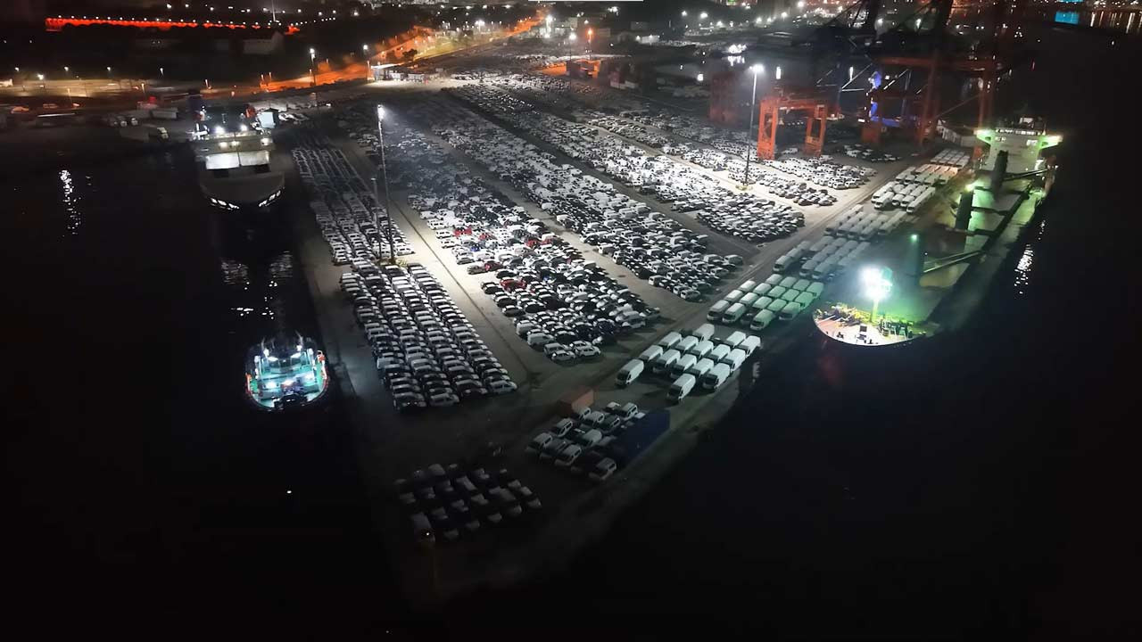 Haydarpaşa Limanı’nda gece boyu araç mesaisi