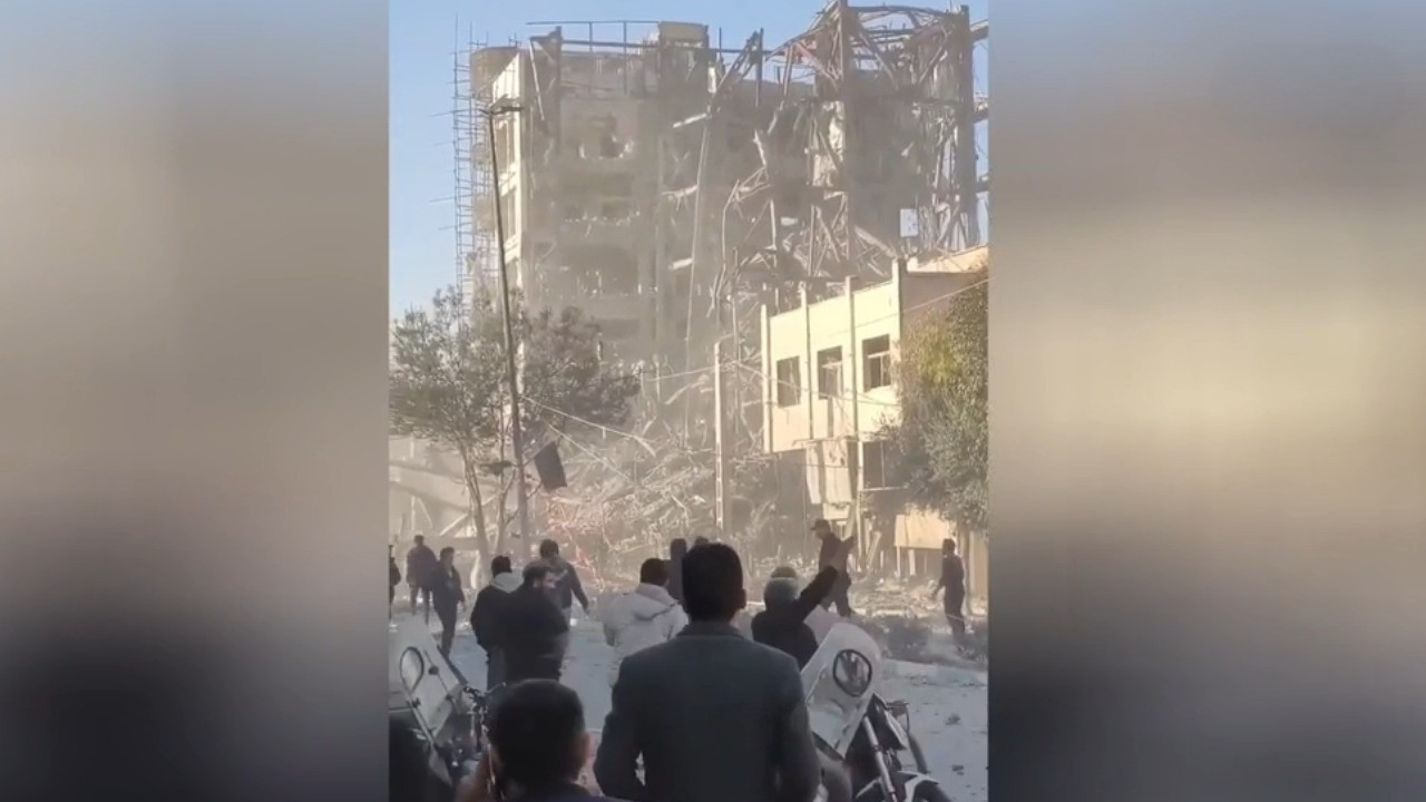 İran'da dini lideri seçmekle görevli Uzmanlar Meclisi'nin binası vuruldu