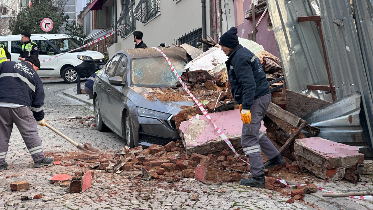 Metruk bina park halindeki aracın üzerine çöktü