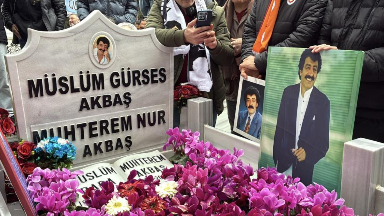 Müslüm Gürses kabri başında anıldı: Sevenleri 13 yıldır unutmadı