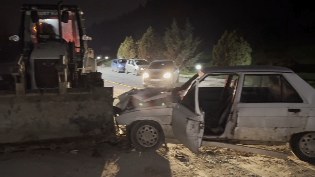 Otomobil, iş makinesine çaprtı: 1 ölü