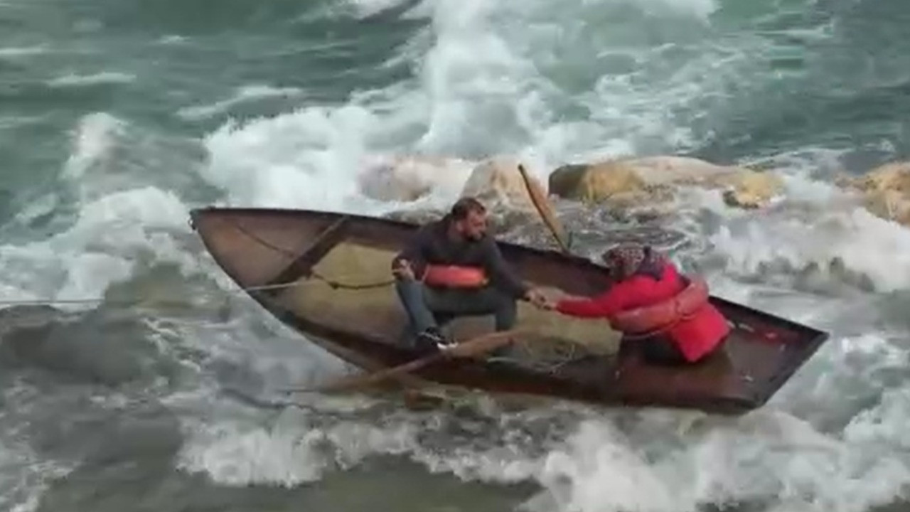 Seyhan Nehrinde can pazarı: Ele ele tutuşup yardım beklediler