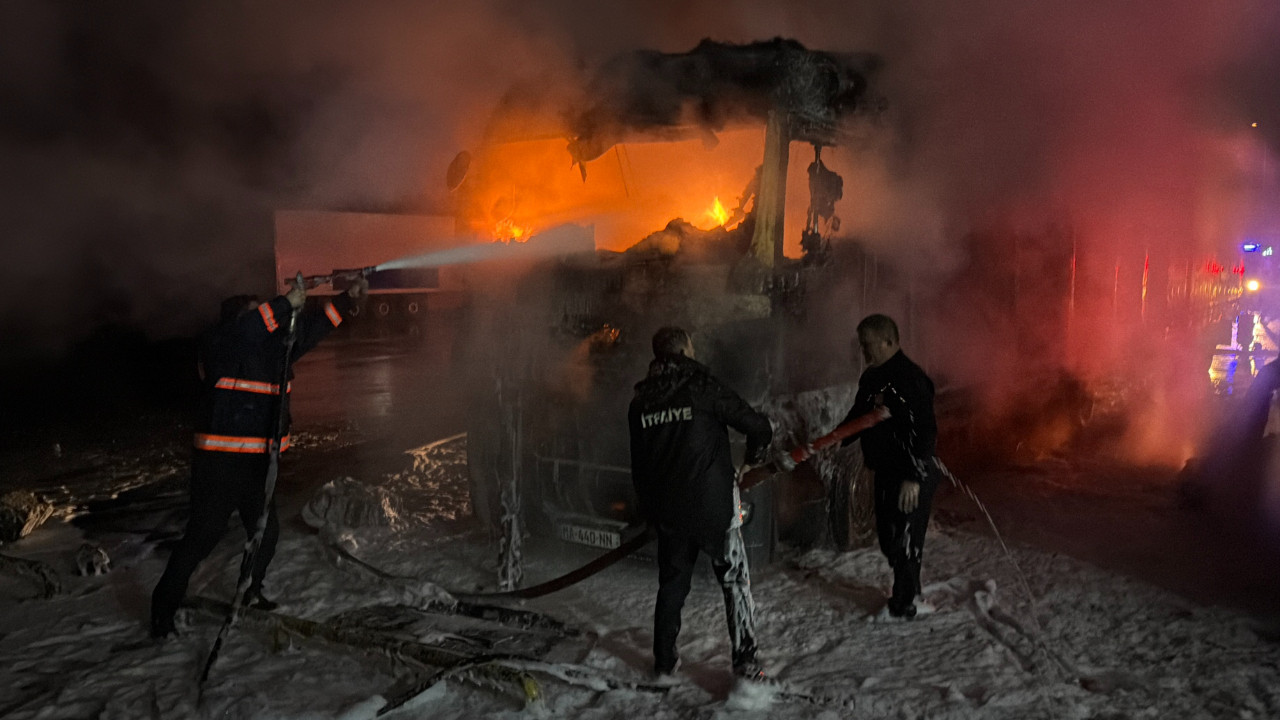 Alevlerin sardığı iki TIR küle döndü