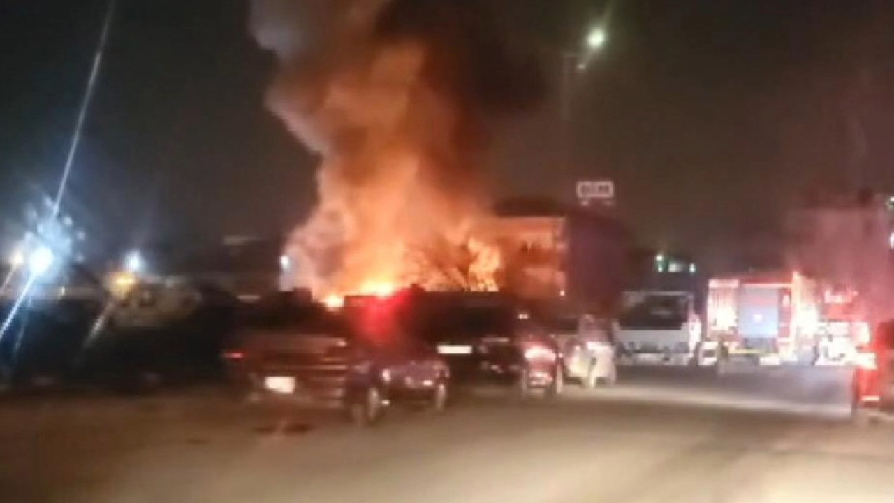 Arnavutköy'de hurdalık alan küle döndü