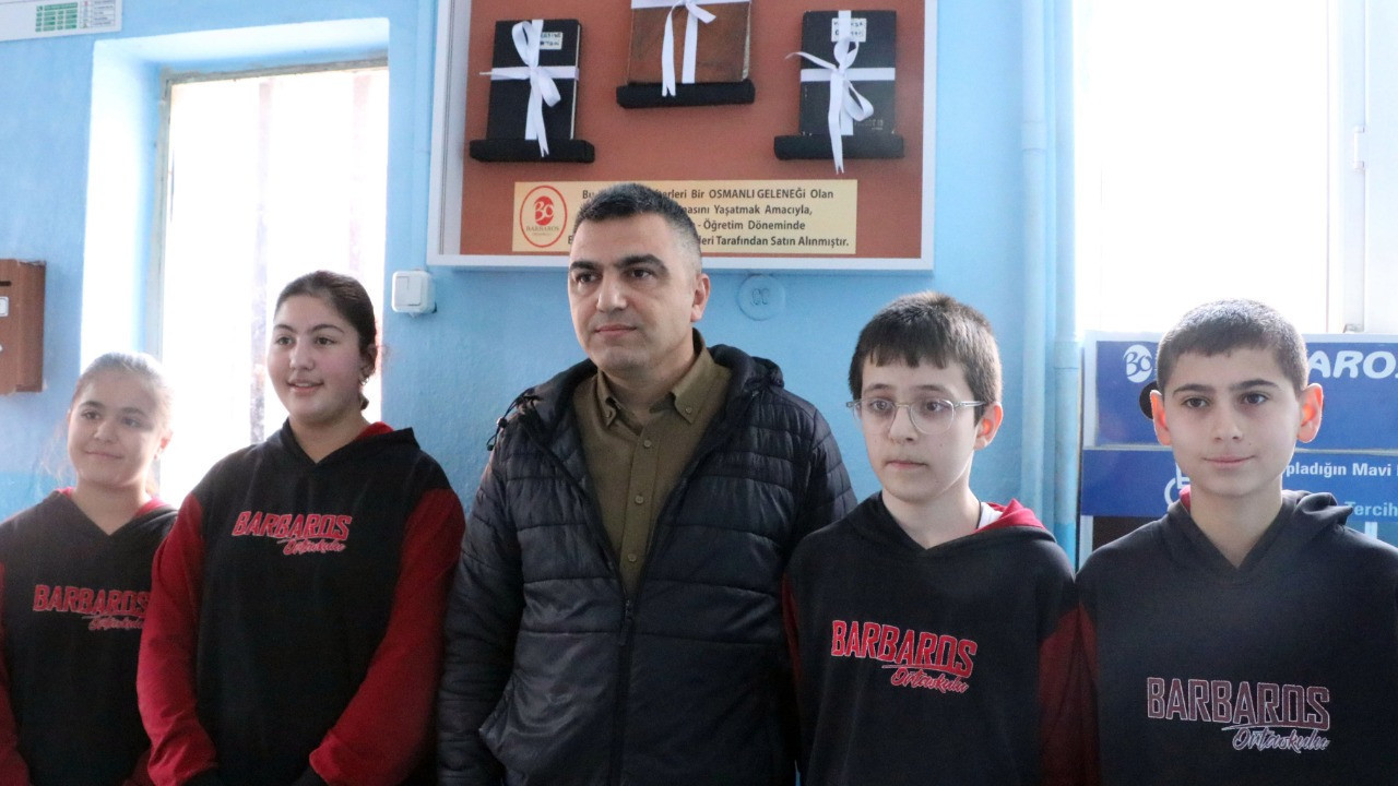 Çocuklar aralarında para toplayıp üç bakkaldaki borçları sildi