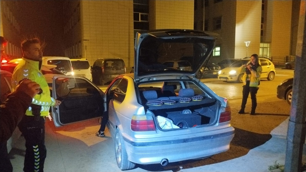 Hastane bahçesinde 'konser' verdi, trafikten men edildi