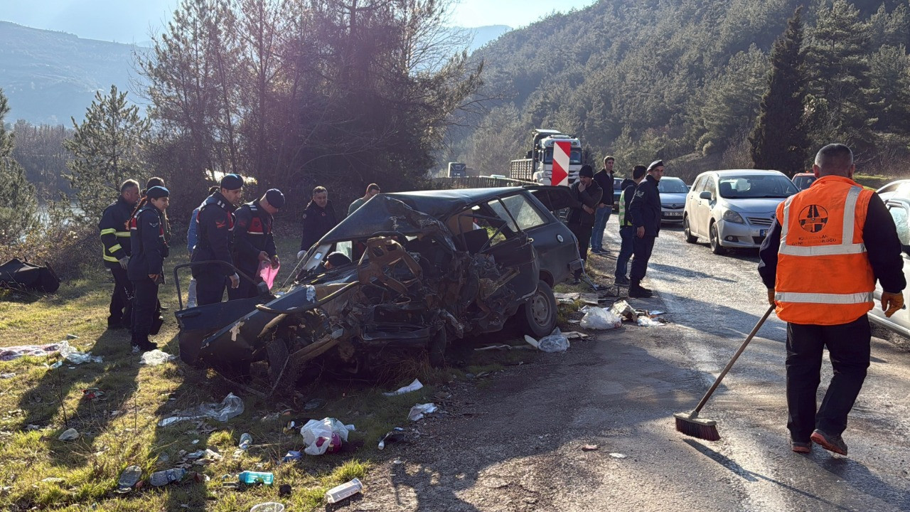 Hurda yığınına dönen araçta 2 kişi can verdi