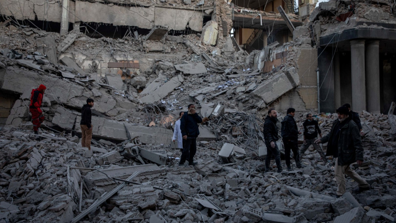 İran'da ölü sayısı 1045'e yükseldi