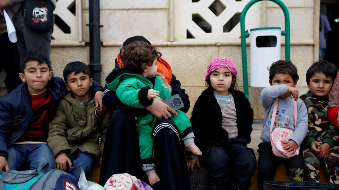 İsrail vurdu, Lübnan'da on binler yollara düştü