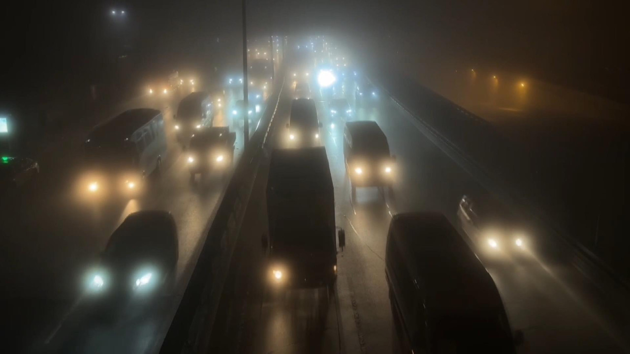 İstanbul'da sis etkili oluyor: Görüş mesafesi düştü, trafik tıkandı