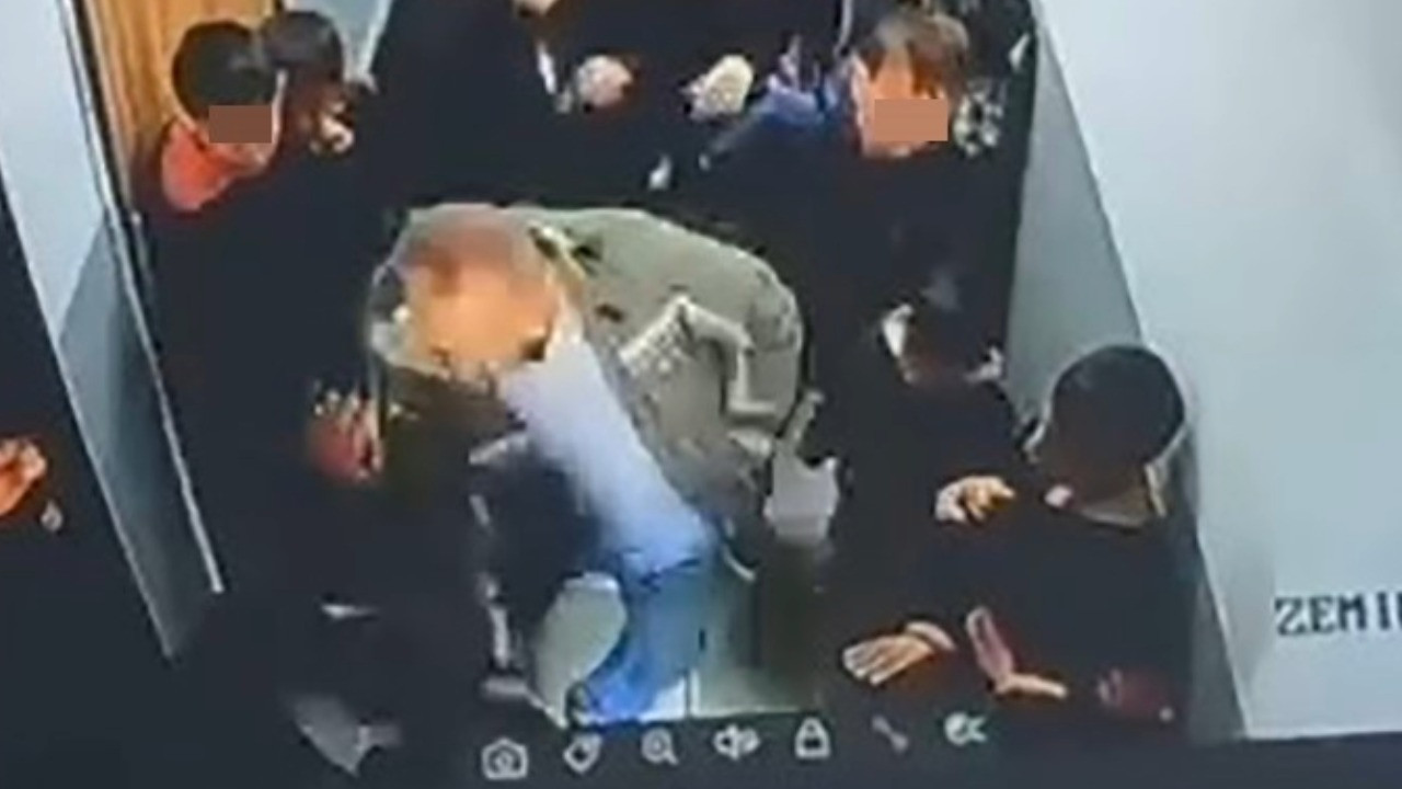 Okulda veli dehşeti! Çocuğuna kartopu atan öğrenciyi koridorda dövdü