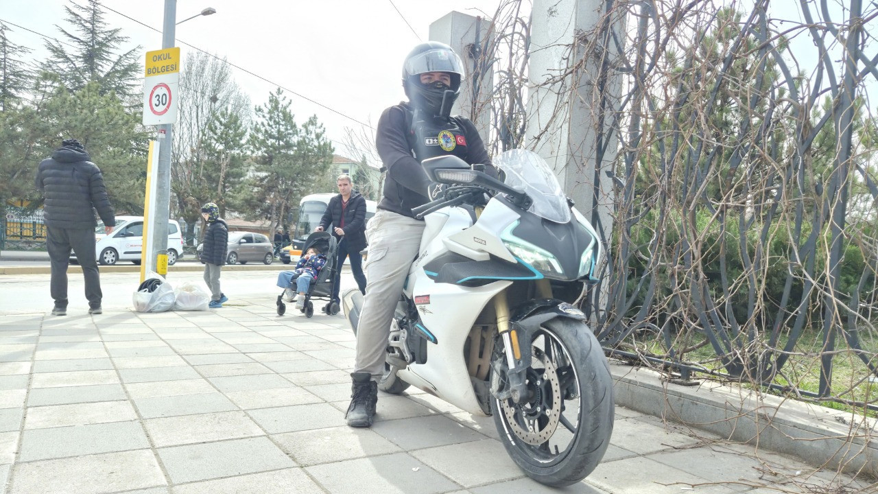 Polisle motosikletli arasında dikkat çeken diyalog: Haberiniz var değil mi