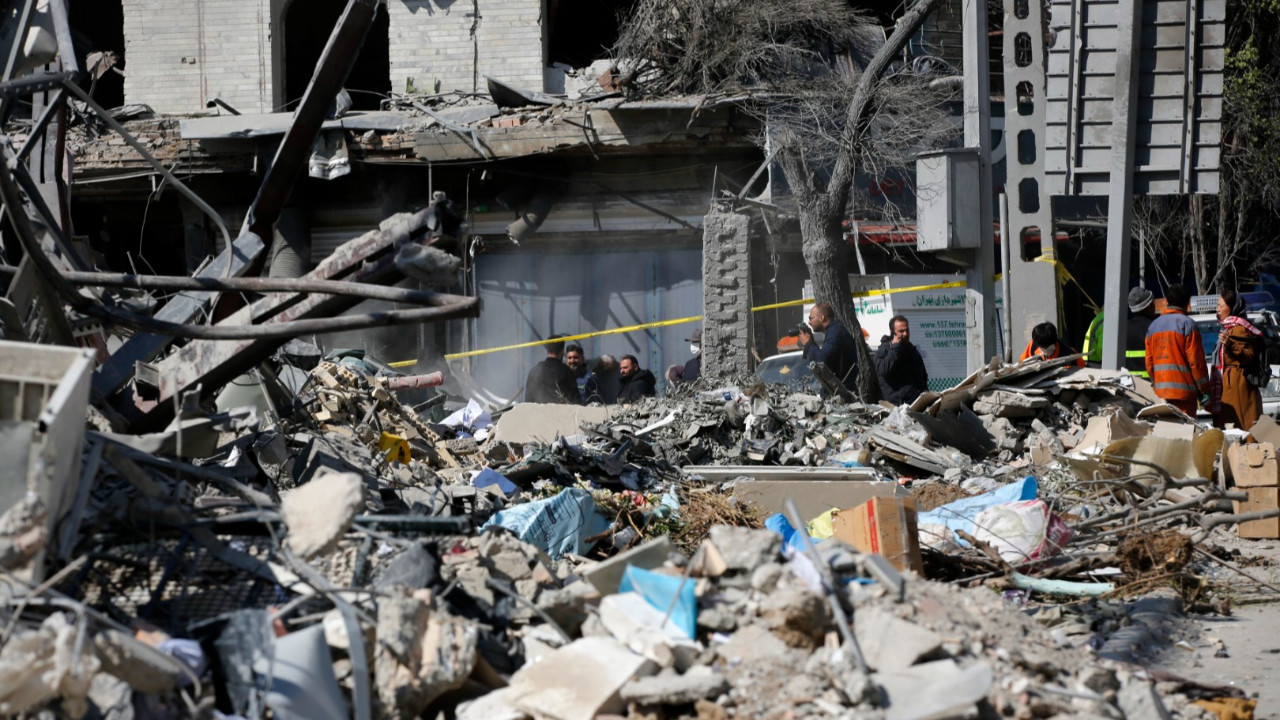 Tahran harap halde: Karakol, öğrenci yurdu, evler yerle bir