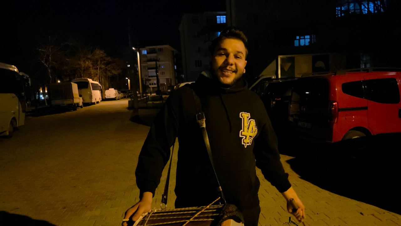 Dedesinden kalan davulla mahalleliyi sahura uyandırıyor