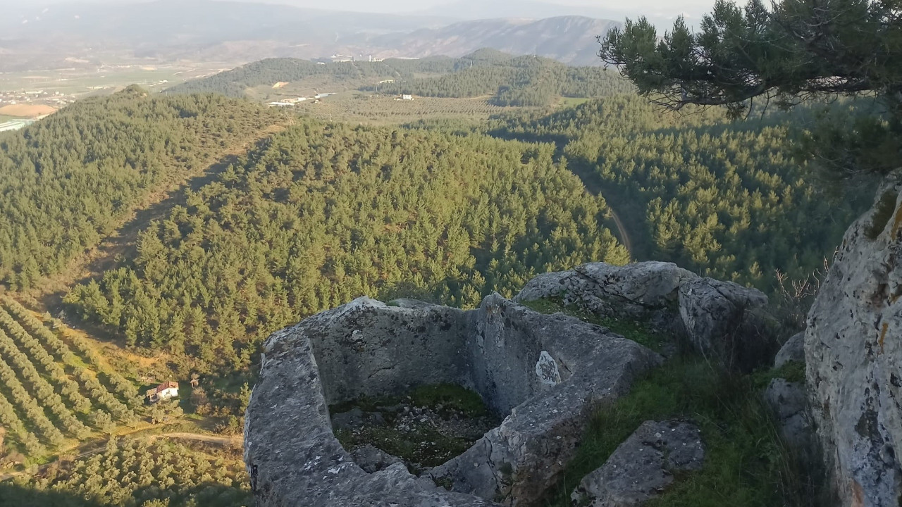 Defineciler kaya mezarı talan etti! Soylu aileye ait olduğu düşünülüyor