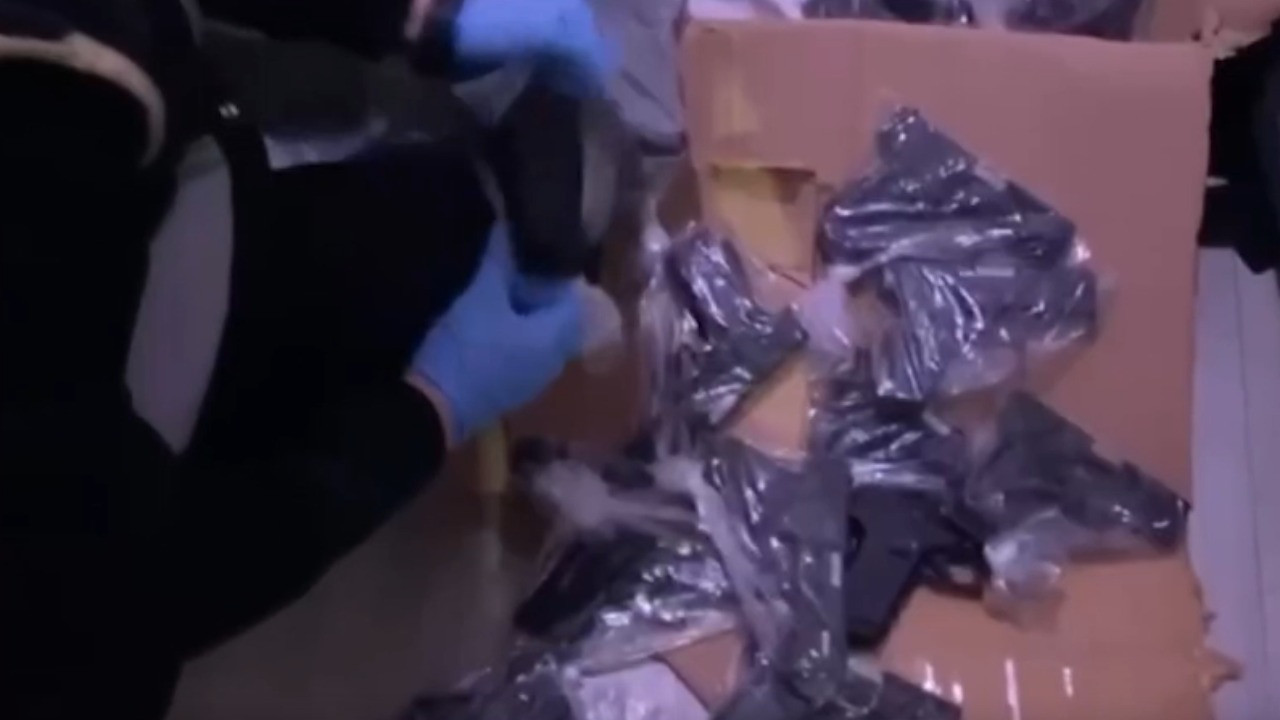 Evinden cephanelik çıktı