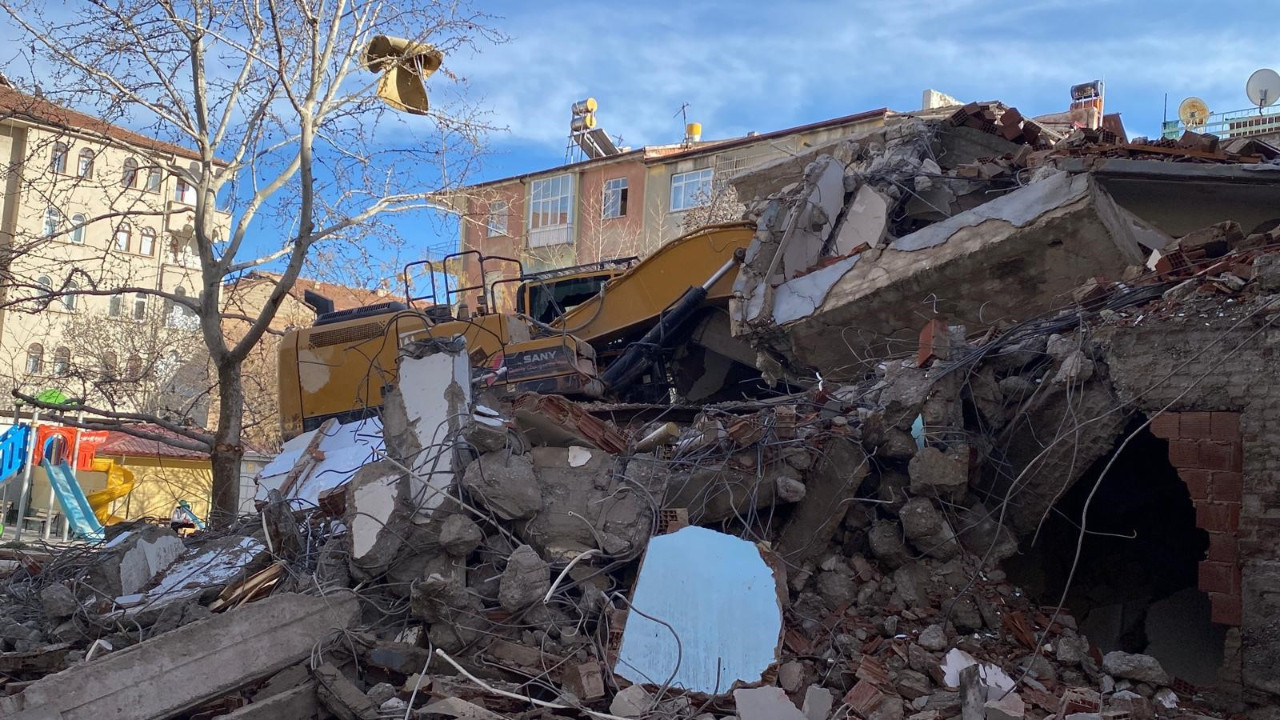 Hasarlı binayı yıkarken ölümden döndü