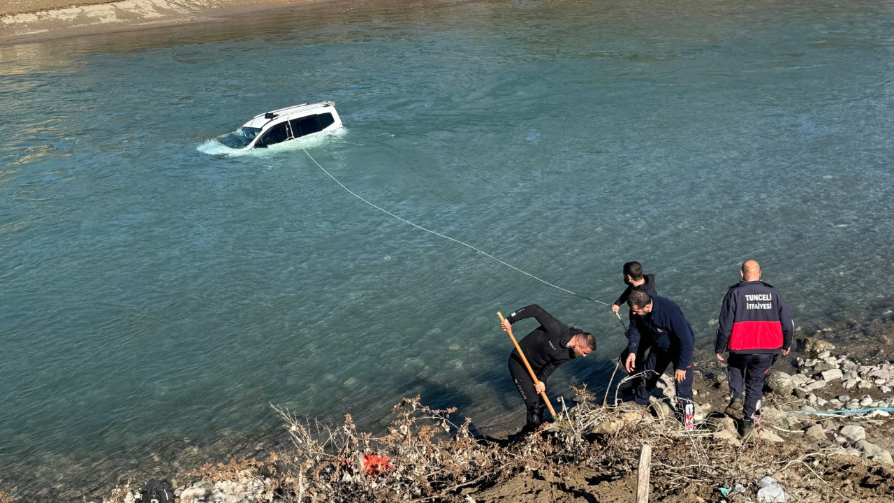 Munzur Çayı'nda zamanla yarıştılar: Otomobil suya düştü