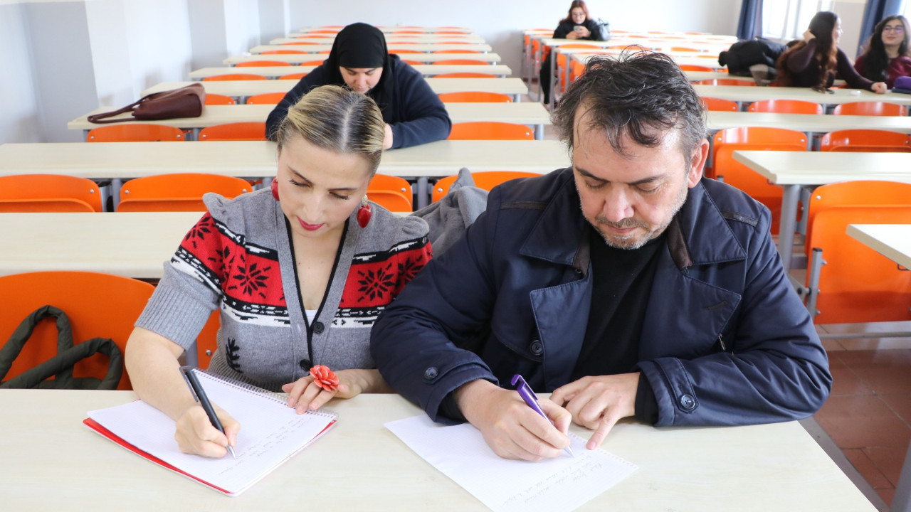 27 yıllık evli çift üniversitede sıra arkadaşı oldu