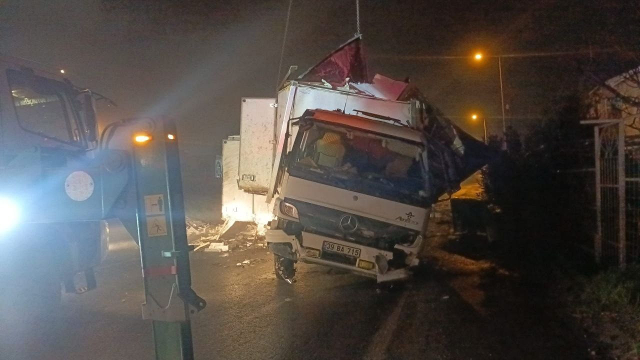 8 ton hamsi taşıyan kamyon takla attı