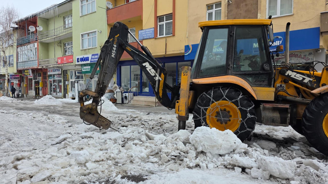 Ardahan’da yollar buz tuttu: 20 santimetrelik tabaka kırıldı