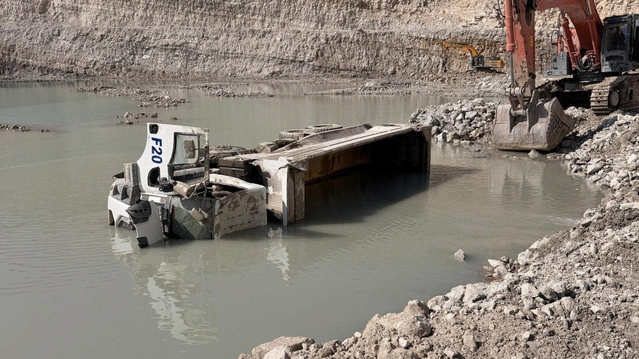 Hafriyat kamyonu devrildi: 26 yaşındaki işçi öldü