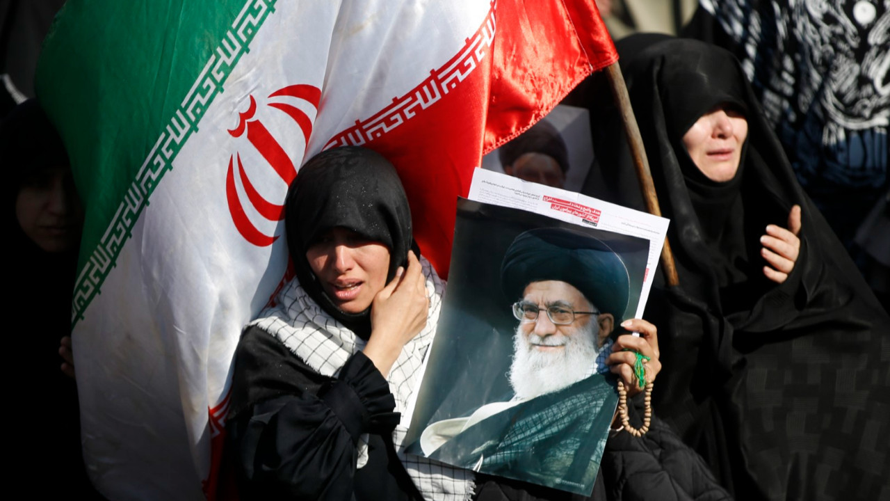 İran'da binlerce kişi ABD ve İsrail'e karşı sokağa döküldü