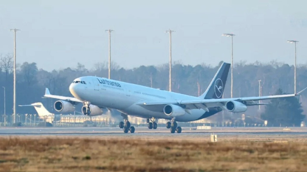 Suudi Arabistan'a giden uçak Mısır'a indi