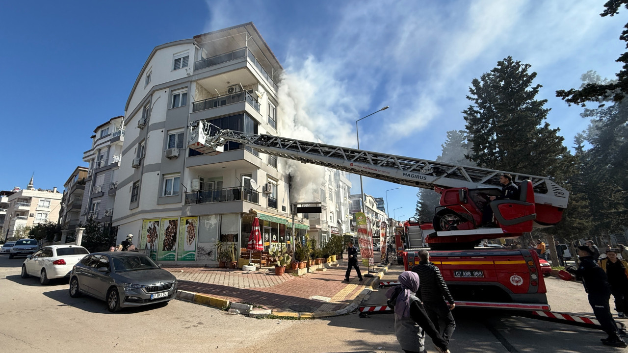 Antalya’da apartman yangını: Mahalleli seferber oldu