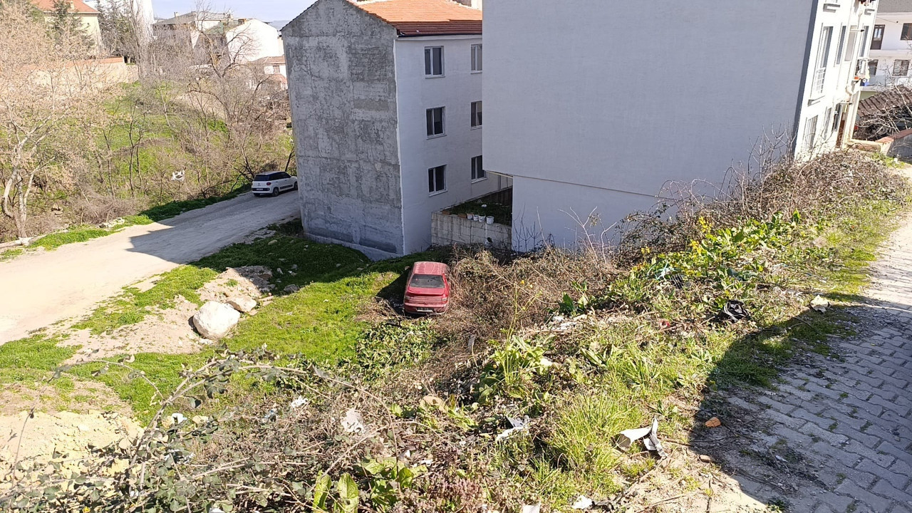 Freni boşalan otomobil şarampole uçtu: Baba ile oğlu yaralandı