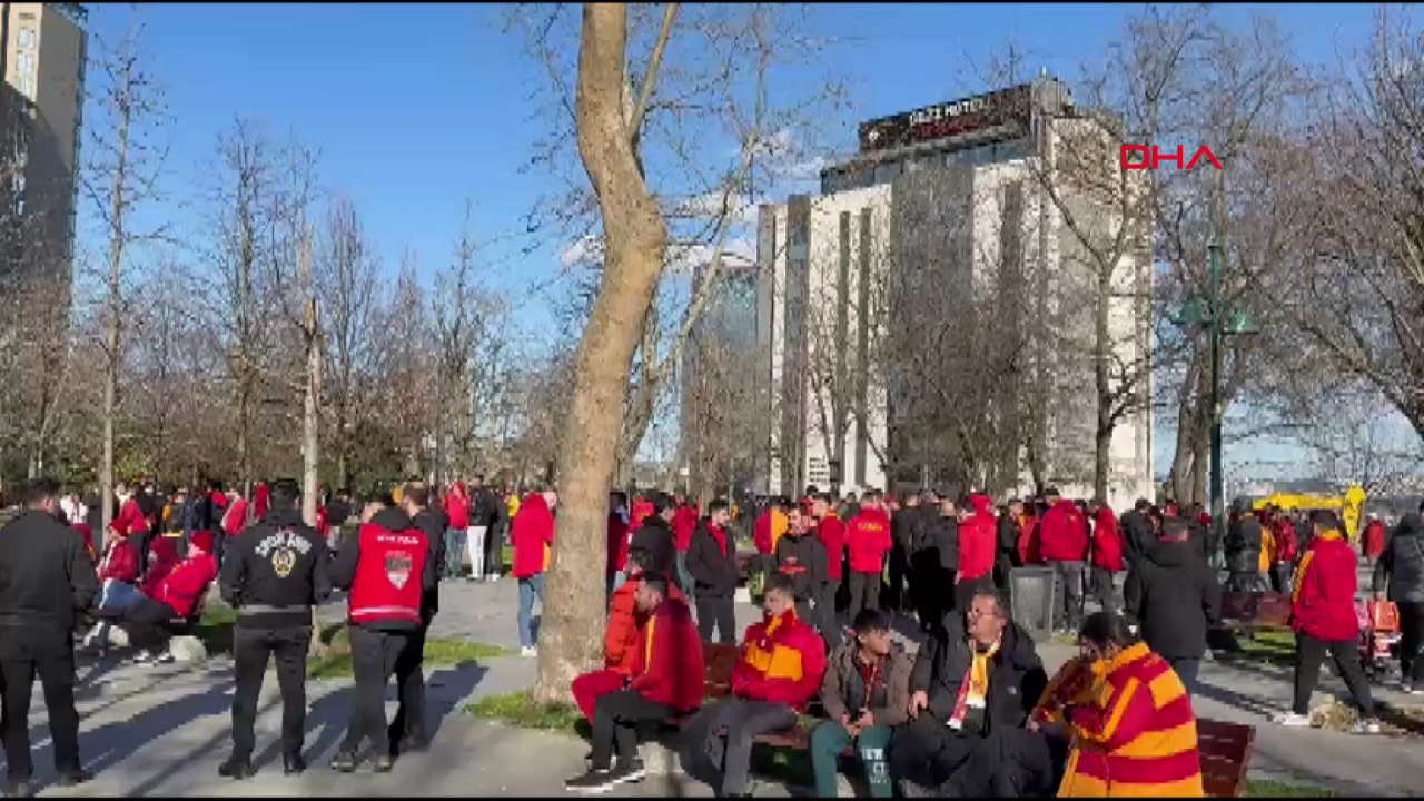 Galatasaraylı taraftarlar Gezi Parkı'nda toplandı