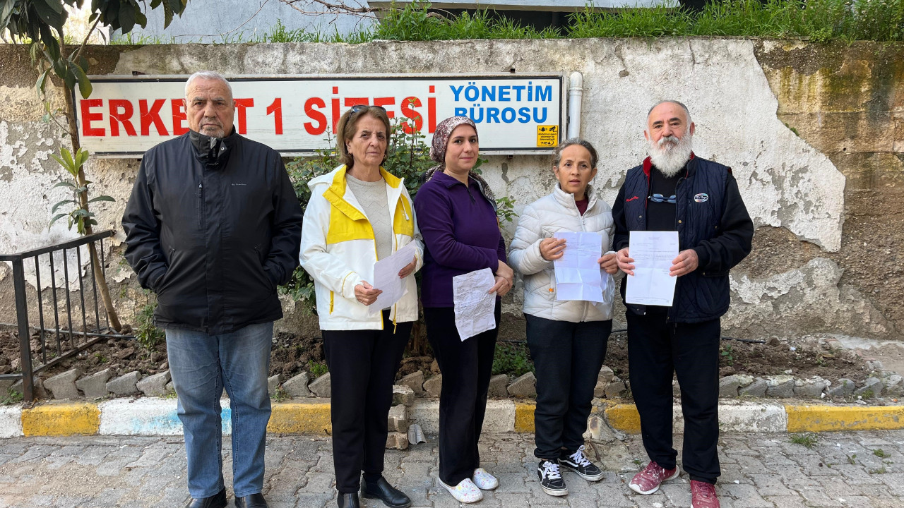 Raporu var diye şikayet edemiyorlar: Kapımıza dışkı sürüyor