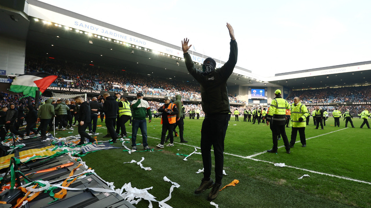Celtic-Rangers derbisinde taraftarlar sahaya indi: Ortalık yıkıldı