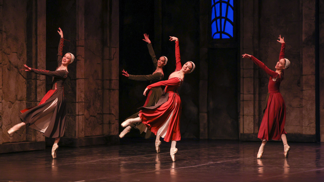 Fransız kahraman Jeanne D'arc hikayesi bale sahnesinde