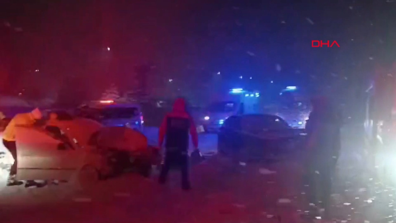 İki otomobil çarpıştı: Çok sayıda yaralı var