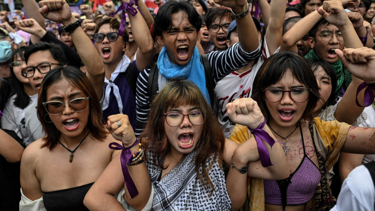 Kadınlar ABD büyükelçiliğine yürümek istedi, polis engel oldu
