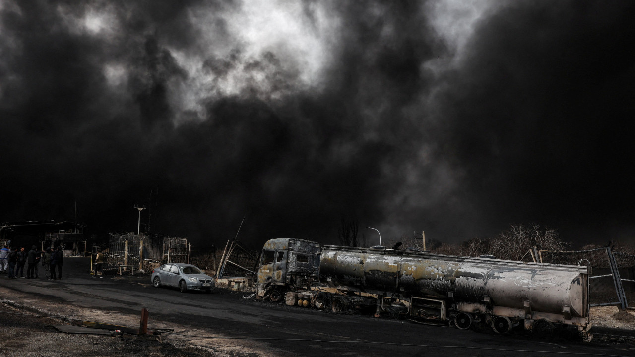Petrol tesisleri vuruldu, benzin istasyonlarında uzun kuyruklar oluştu