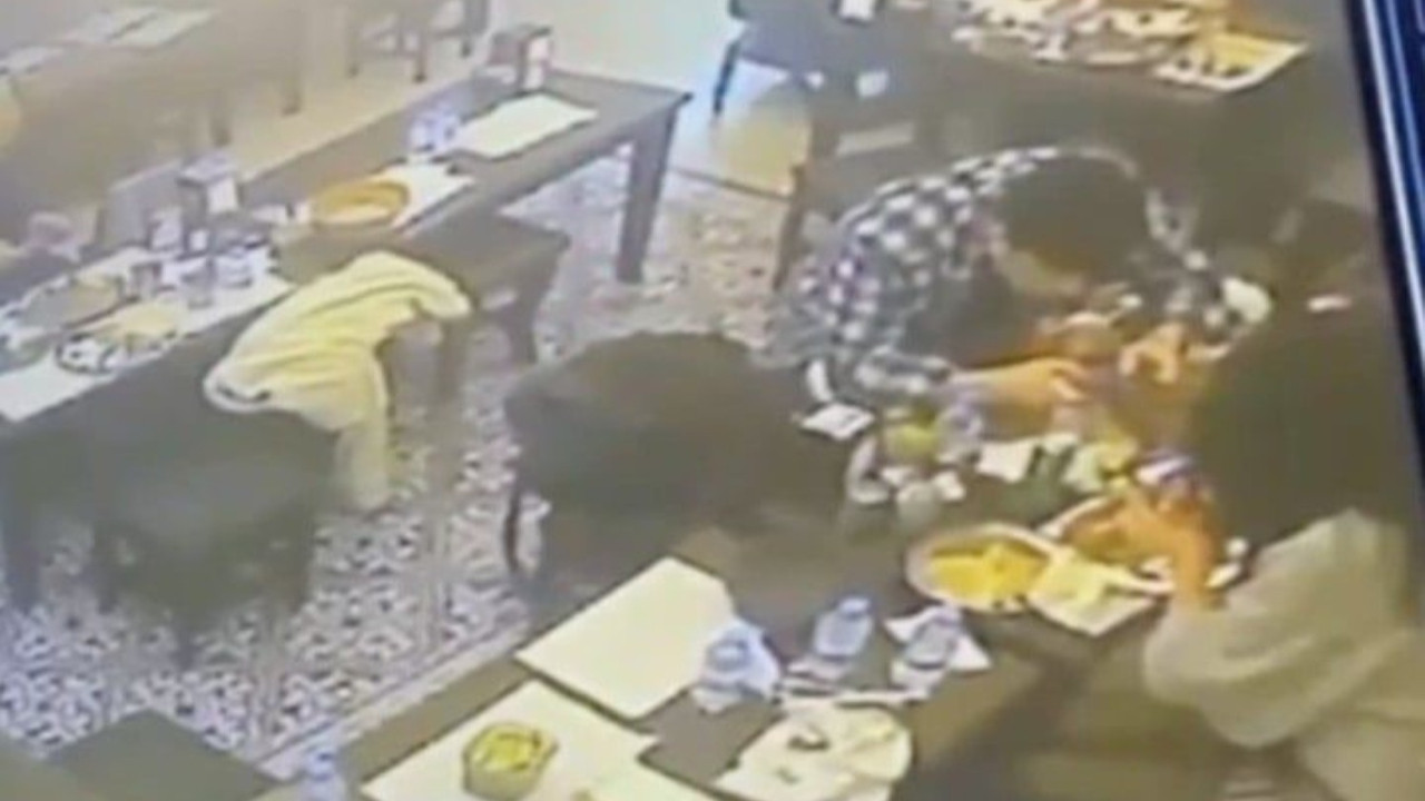Yemekten çıkan böcek dudağını ısırdı