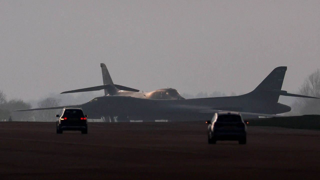 ABD'ye ait B-52 bombardıman uçakları İngiltere'ye ulaştı