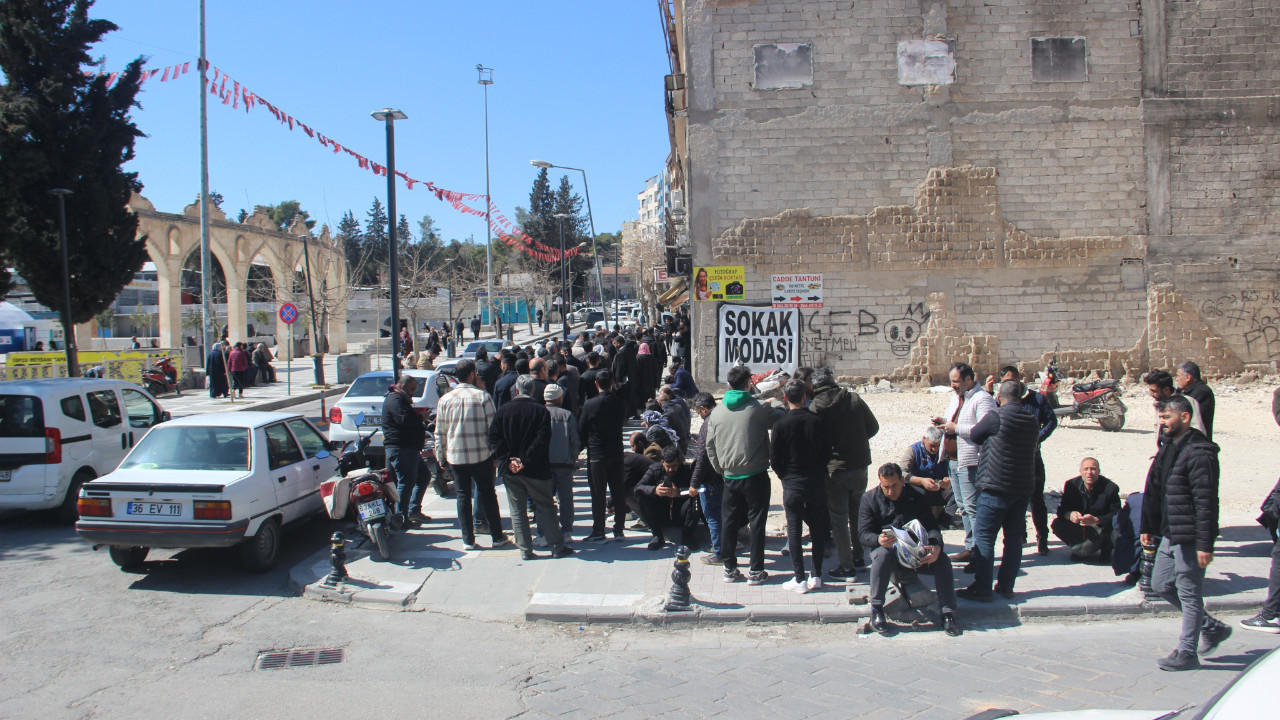 APP plaka paniği: Şanlıurfa’da metrelerce kuyruk oluştu